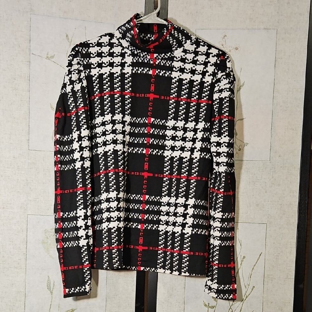 SHEIN Black and White Turtleneck Sweater with Bold Pattern